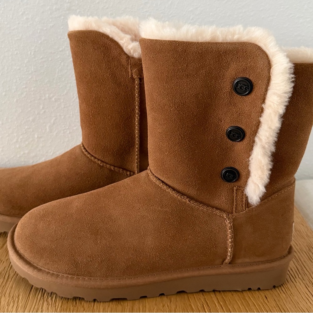 UGG Bailey Snaps. Size 8